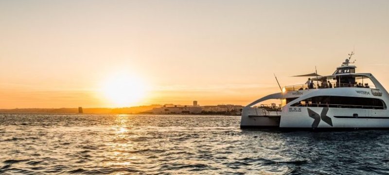 Catamarán durante el atardecer en Lisboa