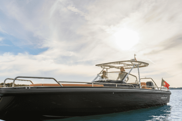 Barco a motor privado em Lagos