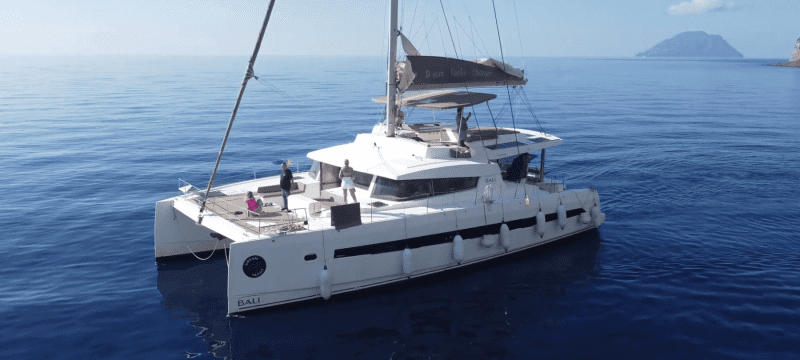 Segelnder Katamaran für private Touren in Lissabon