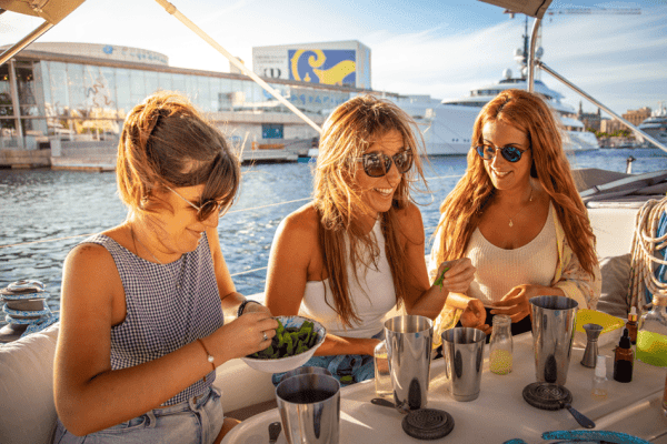 Mujeres divirtiéndose en un bote