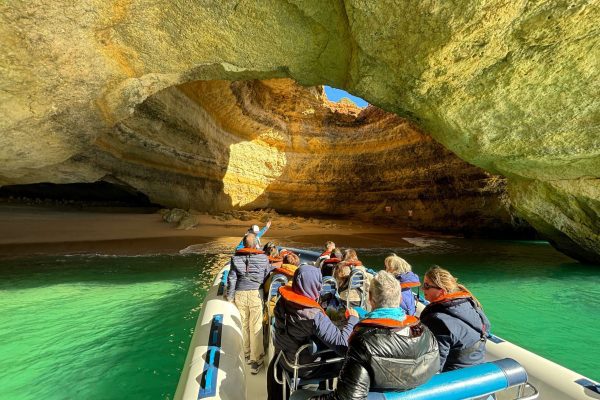 Barco entrando en la Cueva de Benagil desde Lagos