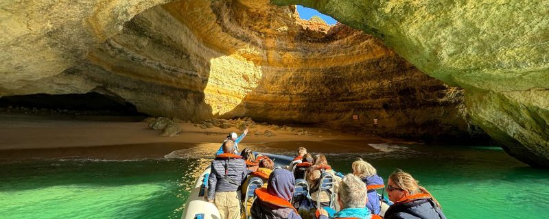 Barco entrando en la Cueva de Benagil desde Lagos