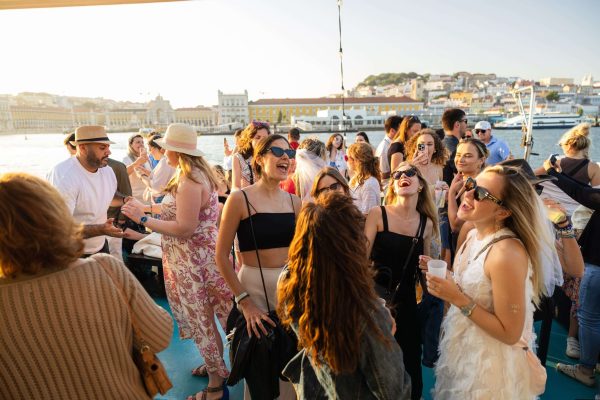 La gente disfruta de un tour al atardecer en Évora Boat en Lisboa