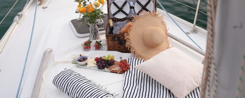 Private Romantic Picnic on a Sailing Tour from Barcelona