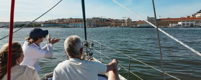 Mensen op een boot, bezienswaardigheden bekijken in Lissabon