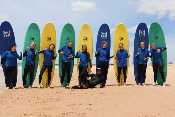 Gruppe von Surfern am Strand von Falésia in Vilamoura