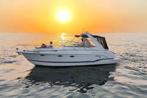 Jacht in Dubai tijdens zonsondergang