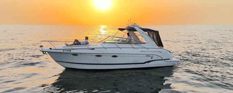 Jacht in Dubai tijdens zonsondergang