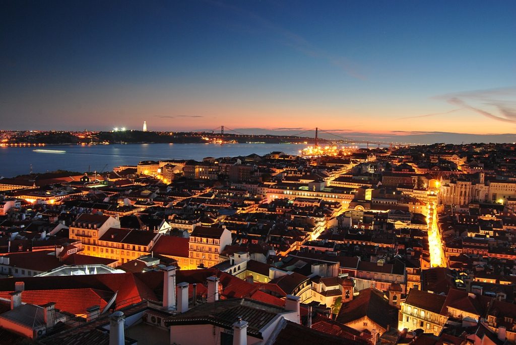 De kleuren van Lissabon bij nacht