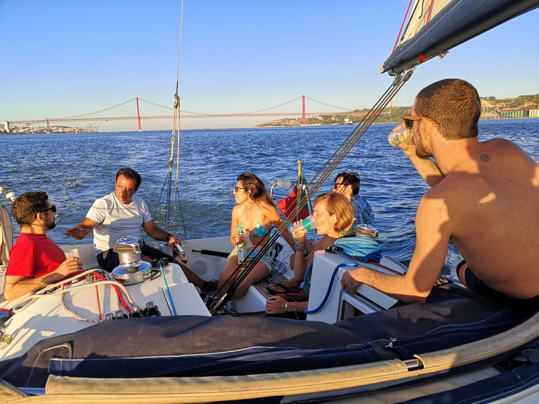 Freunde beim Segeln in Lissabon