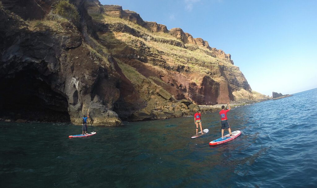 Fazer um passeio de SUP na Madeira pode ser feito durante todo o ano